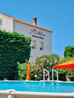 Façade de l'Oustaloise, pour votre location de vacances dans l'Hérault.