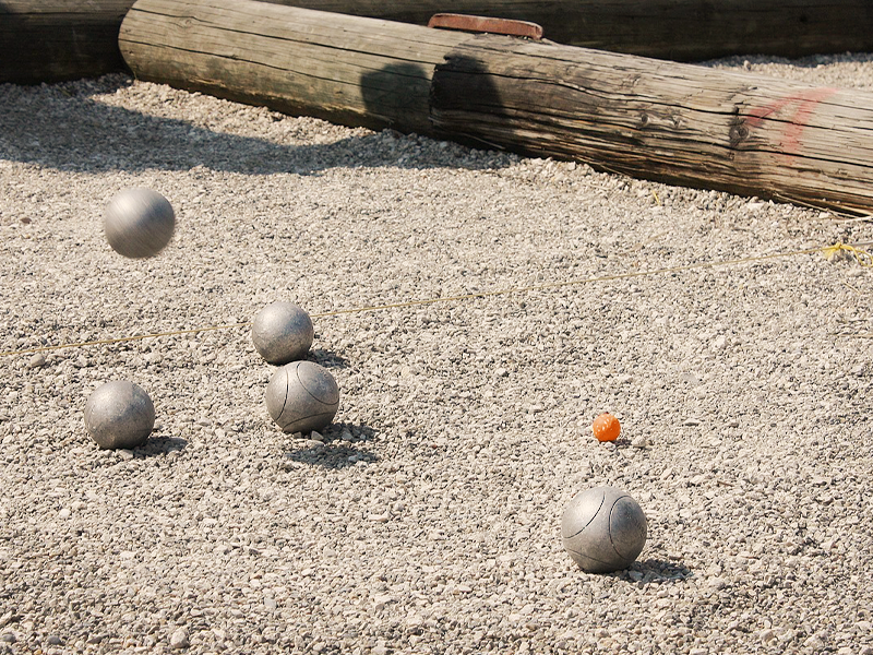 Séjour famille ave terrain de pétanque. Maison d'hôtes à Faugères Languedoc-Roussillon