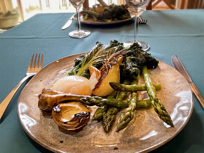 Plat chaud à base d'asperges concocté par Alexandre à la table d'hôtes/hôtel famille, proche Méditerranée